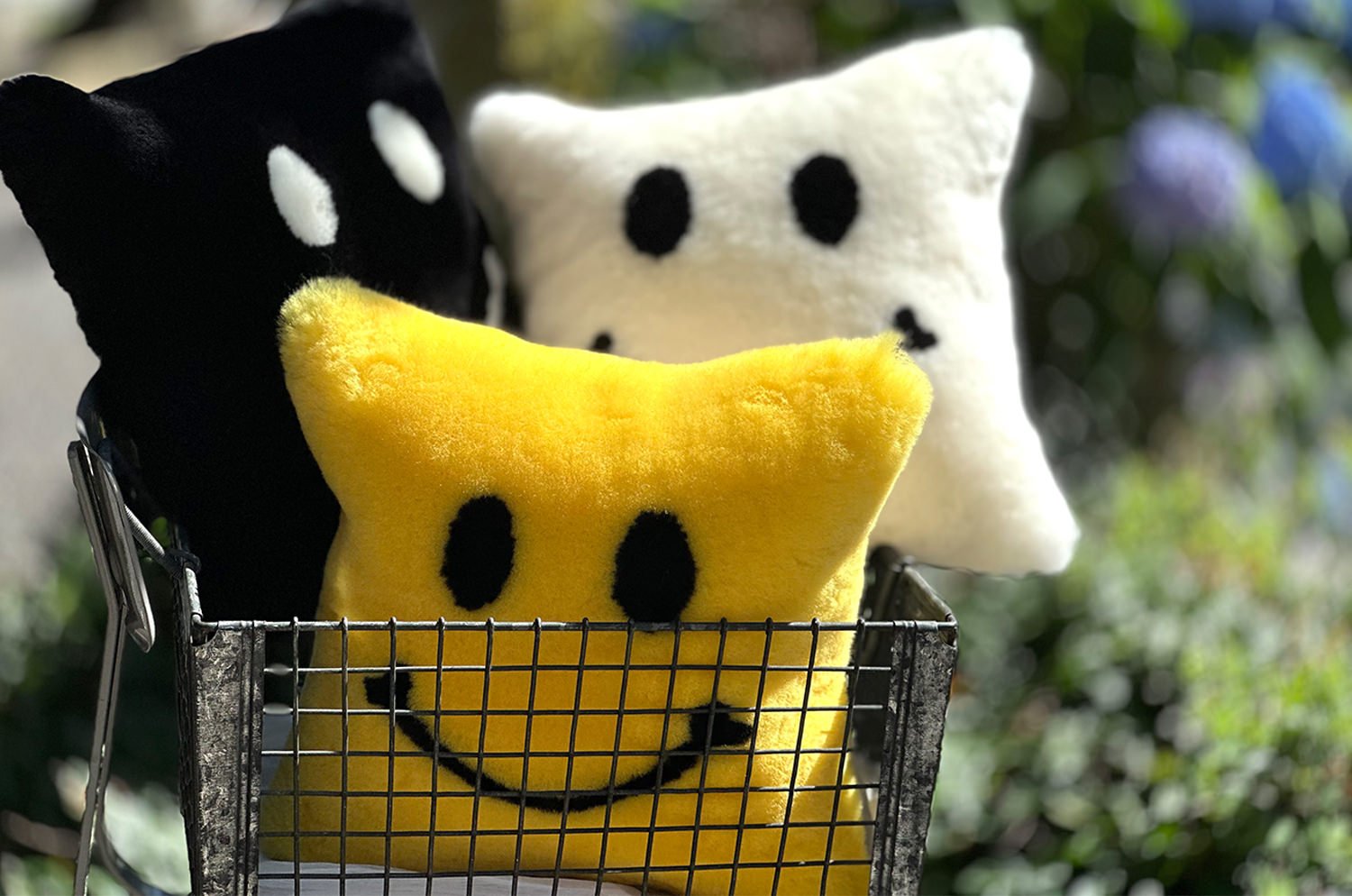 The SMILE 『ニコフェイス®』 スマイル ムートン クッション (ブラック) 35×35cm 中材付 - HOUSE OF JAPAN Shop