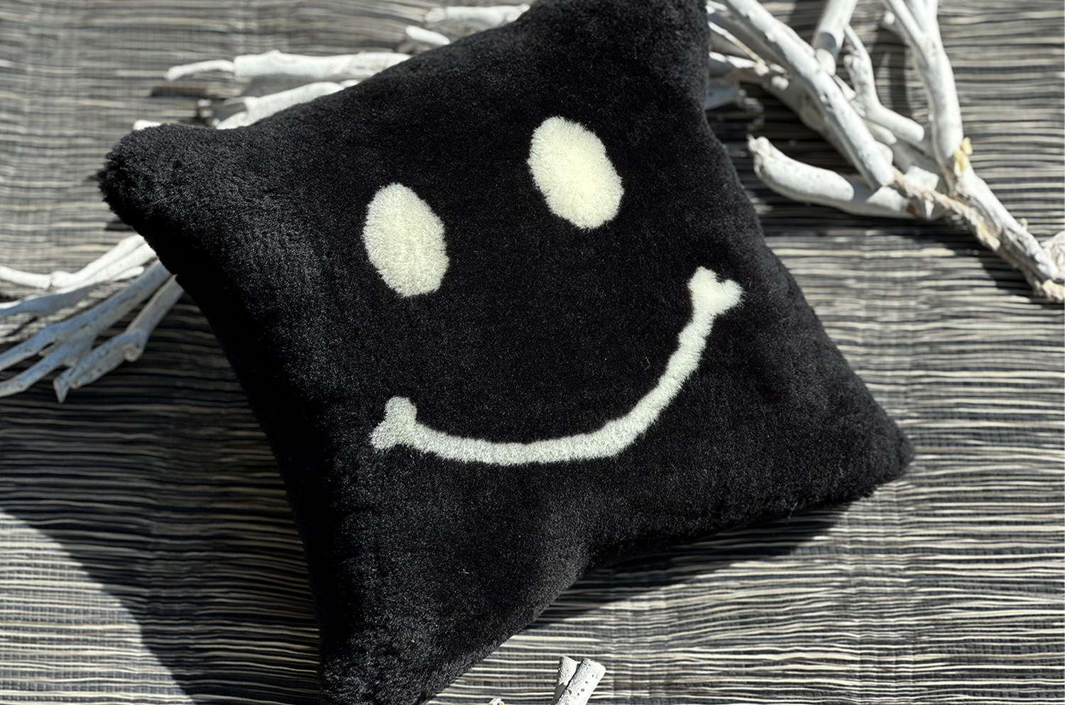 The SMILE 『ニコフェイス®』 スマイル ムートン クッション (ブラック) 35×35cm 中材付 - HOUSE OF JAPAN Shop