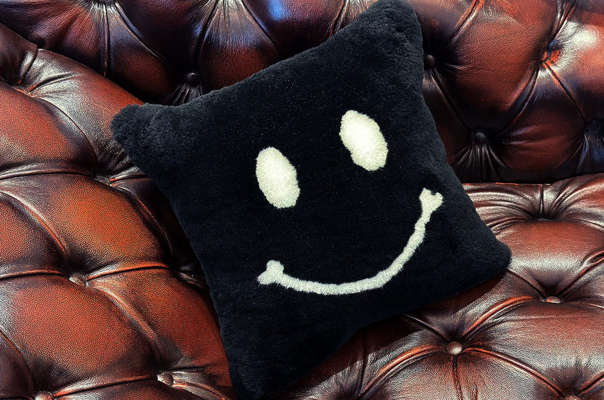 The SMILE 『ニコフェイス®』 スマイル ムートン クッション (ブラック) 35×35cm 中材付 - HOUSE OF JAPAN Shop
