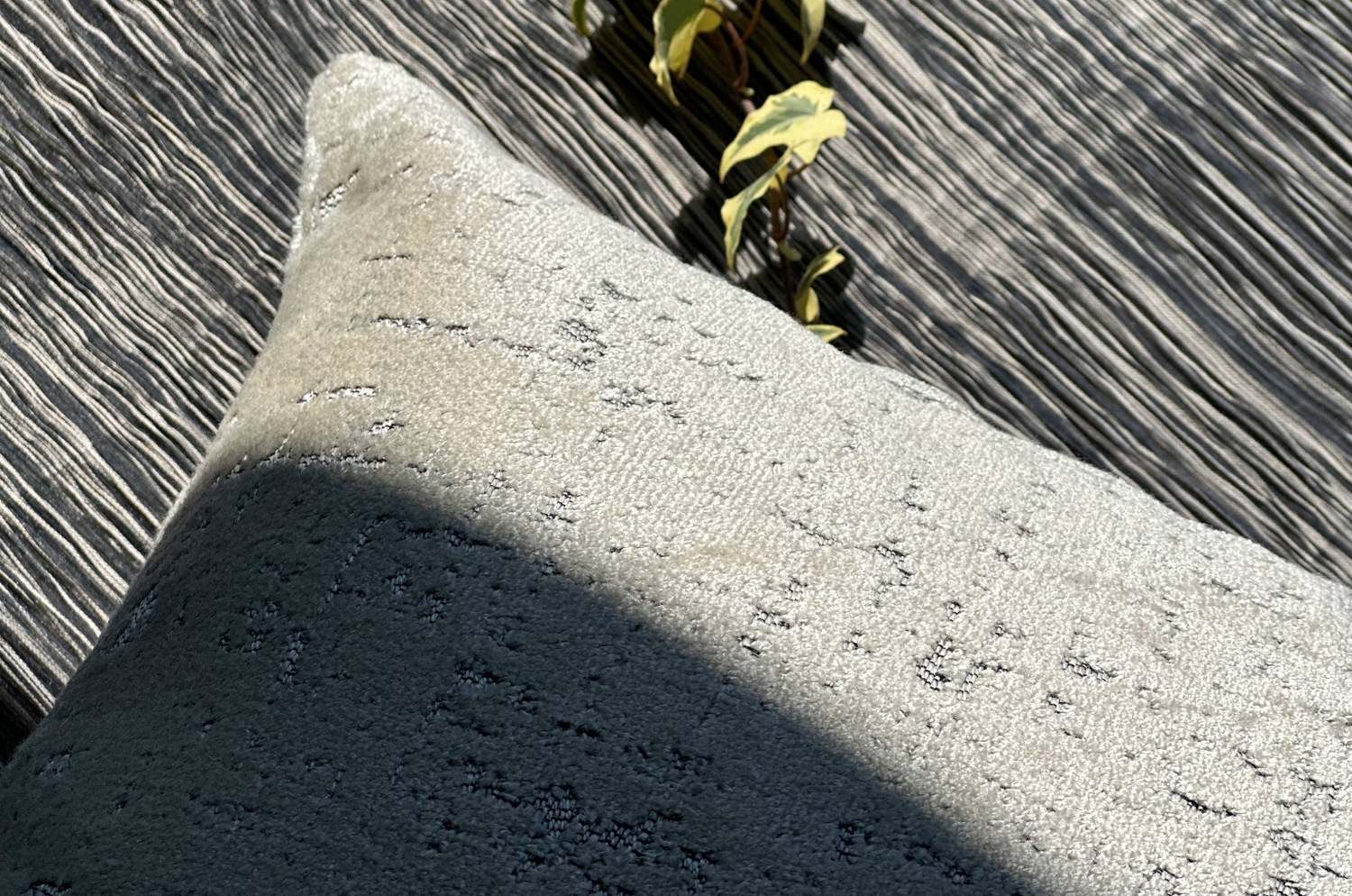 The SPHINX スフィンクス フレンチデザインベルベット クッション (ライトグレージュ) 45×30cm 中材付 - HOUSE OF JAPAN Shop