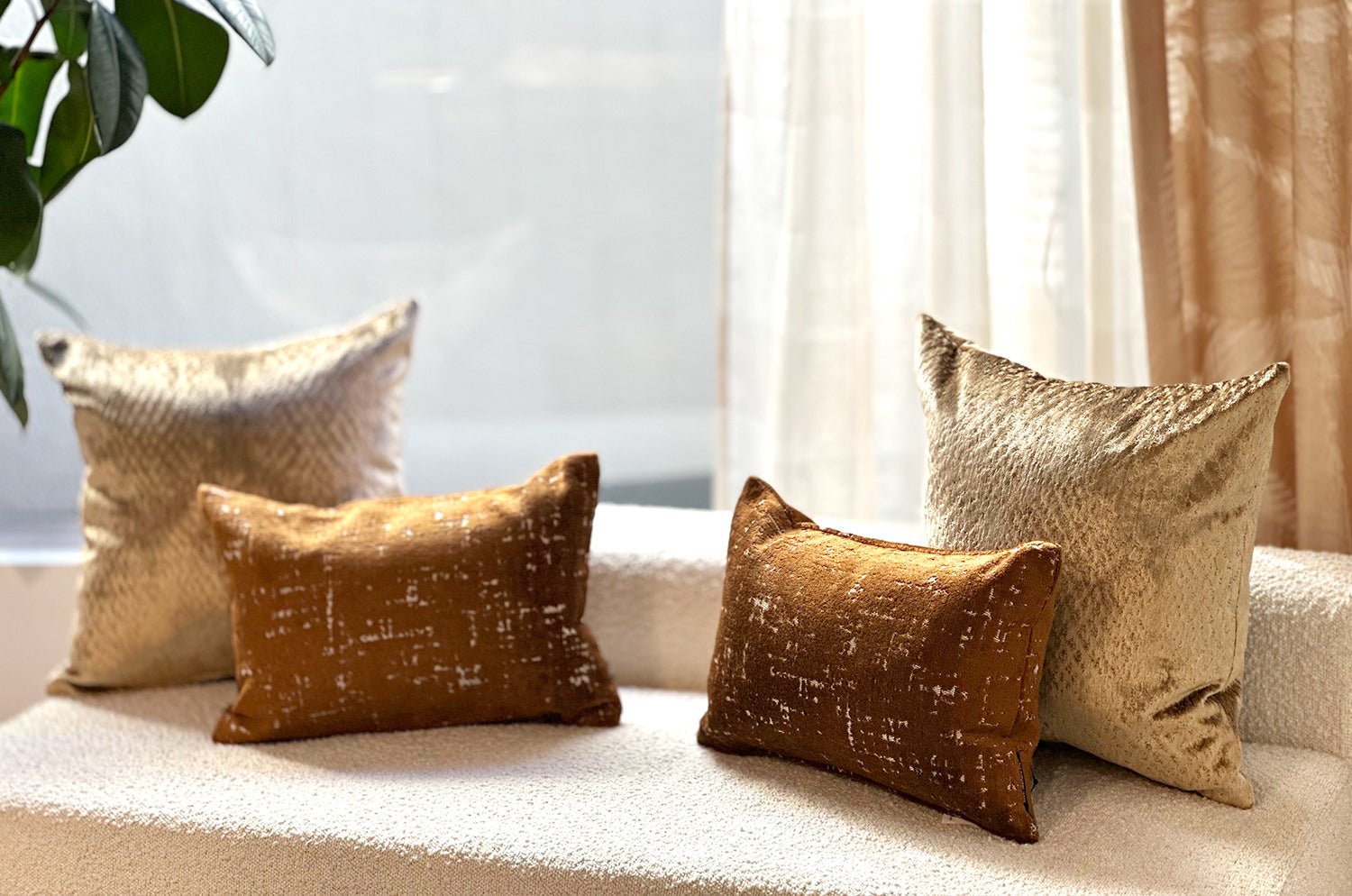 The SPHINX スフィンクス フレンチデザインベルベット クッション (ブロンズ) 45×30cm 中材付 - HOUSE OF JAPAN Shop