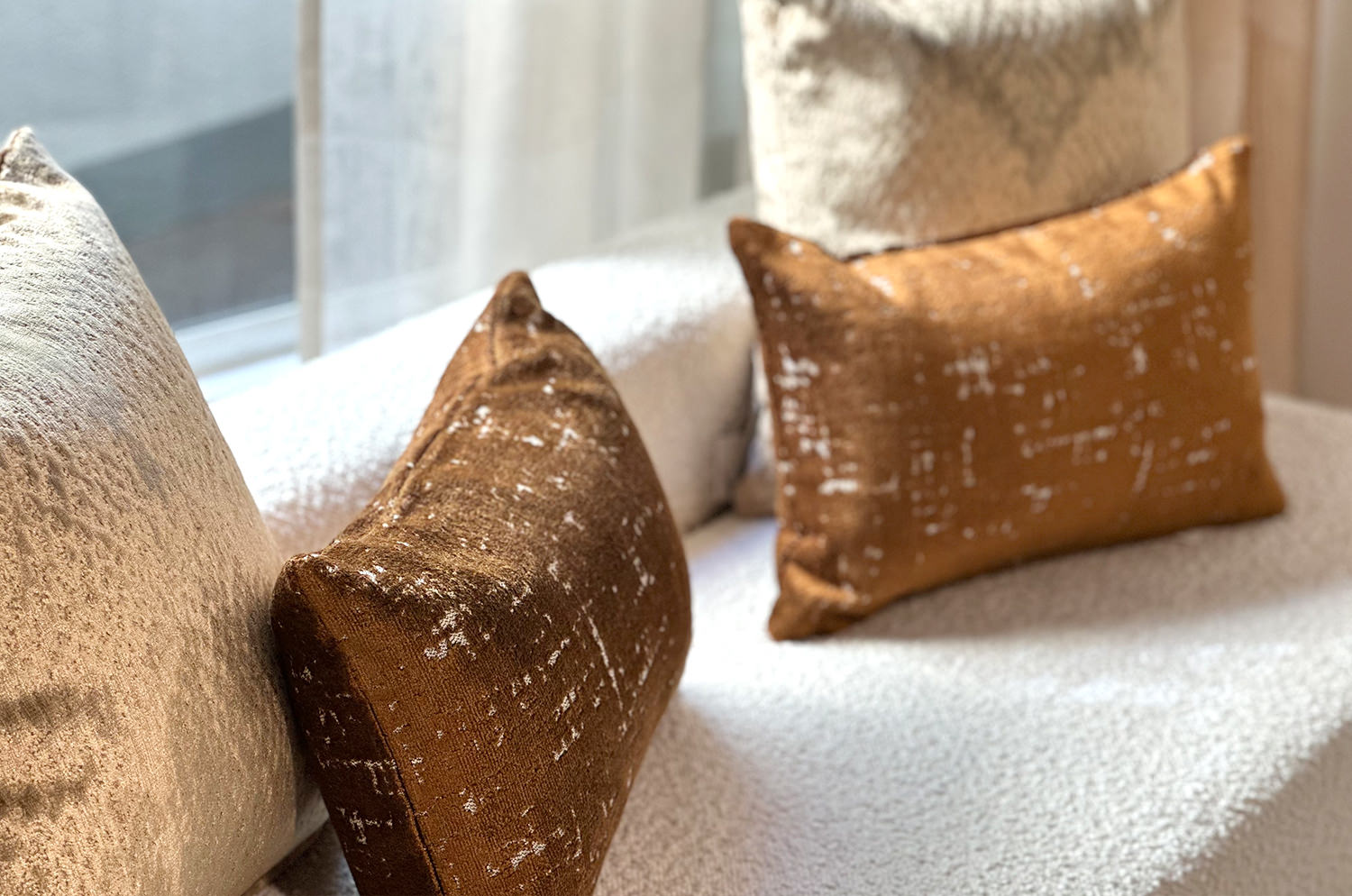 The SPHINX スフィンクス フレンチデザインベルベット クッション (ブロンズ) 45×30cm 中材付 - HOUSE OF JAPAN Shop