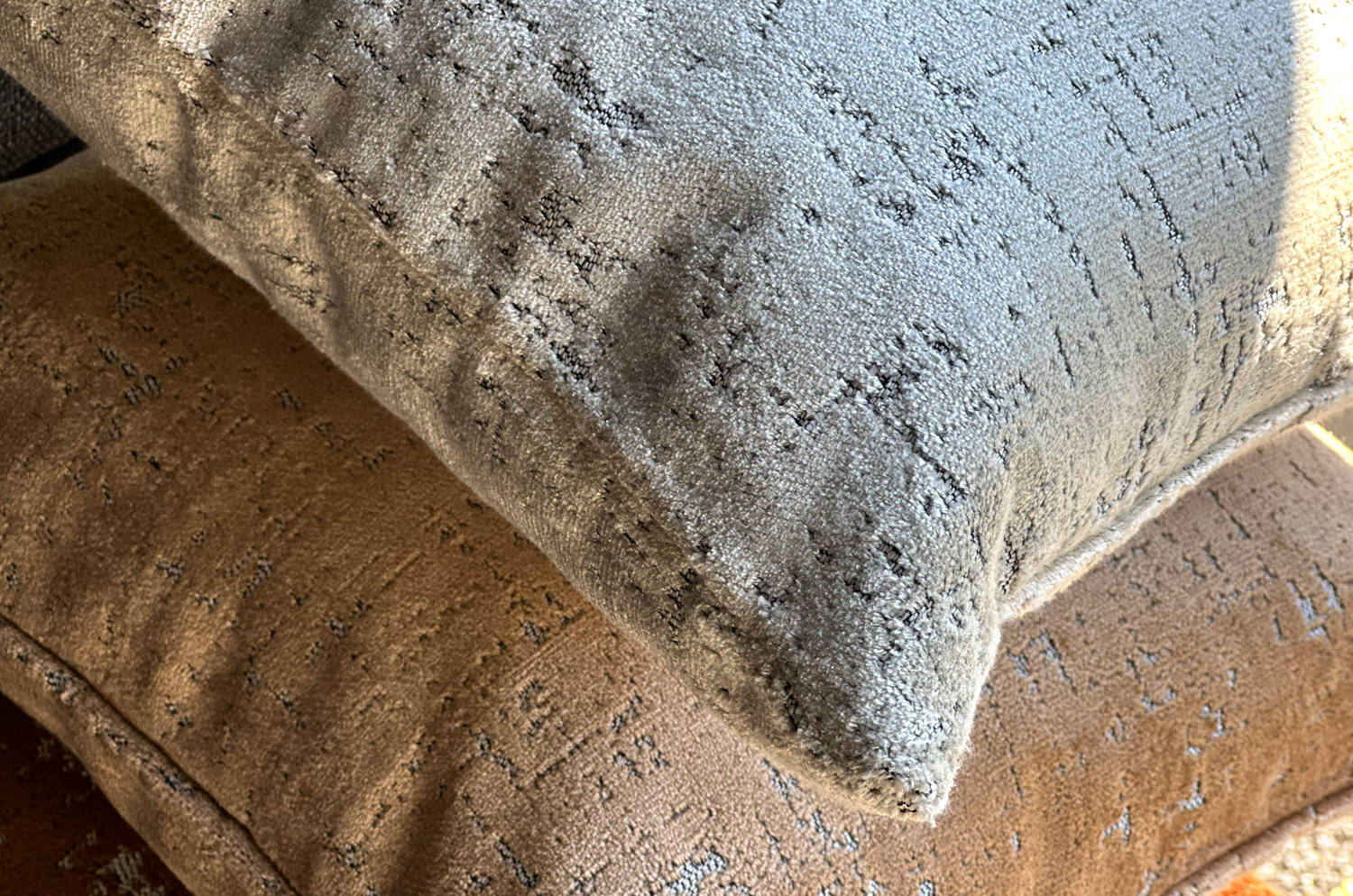 The SPHINX スフィンクス フレンチデザインベルベット クッション (ライトグレージュ) 45×30cm 中材付 - HOUSE OF JAPAN Shop