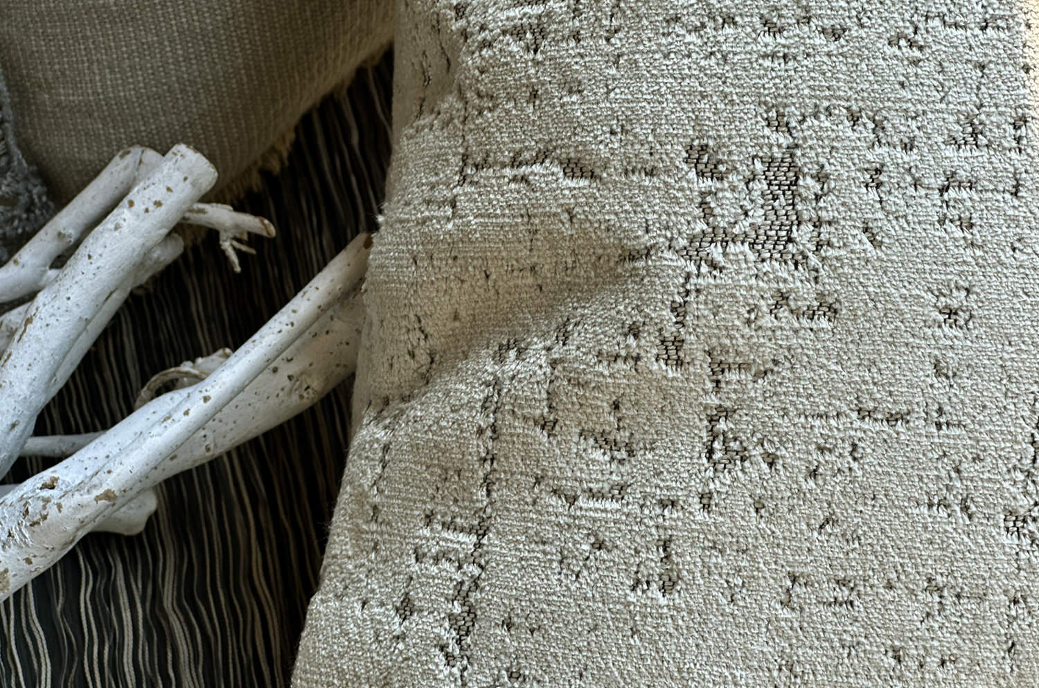 The SPHINX スフィンクス フレンチデザインベルベット クッション (ライトグレージュ) 45×30cm 中材付 - HOUSE OF JAPAN Shop