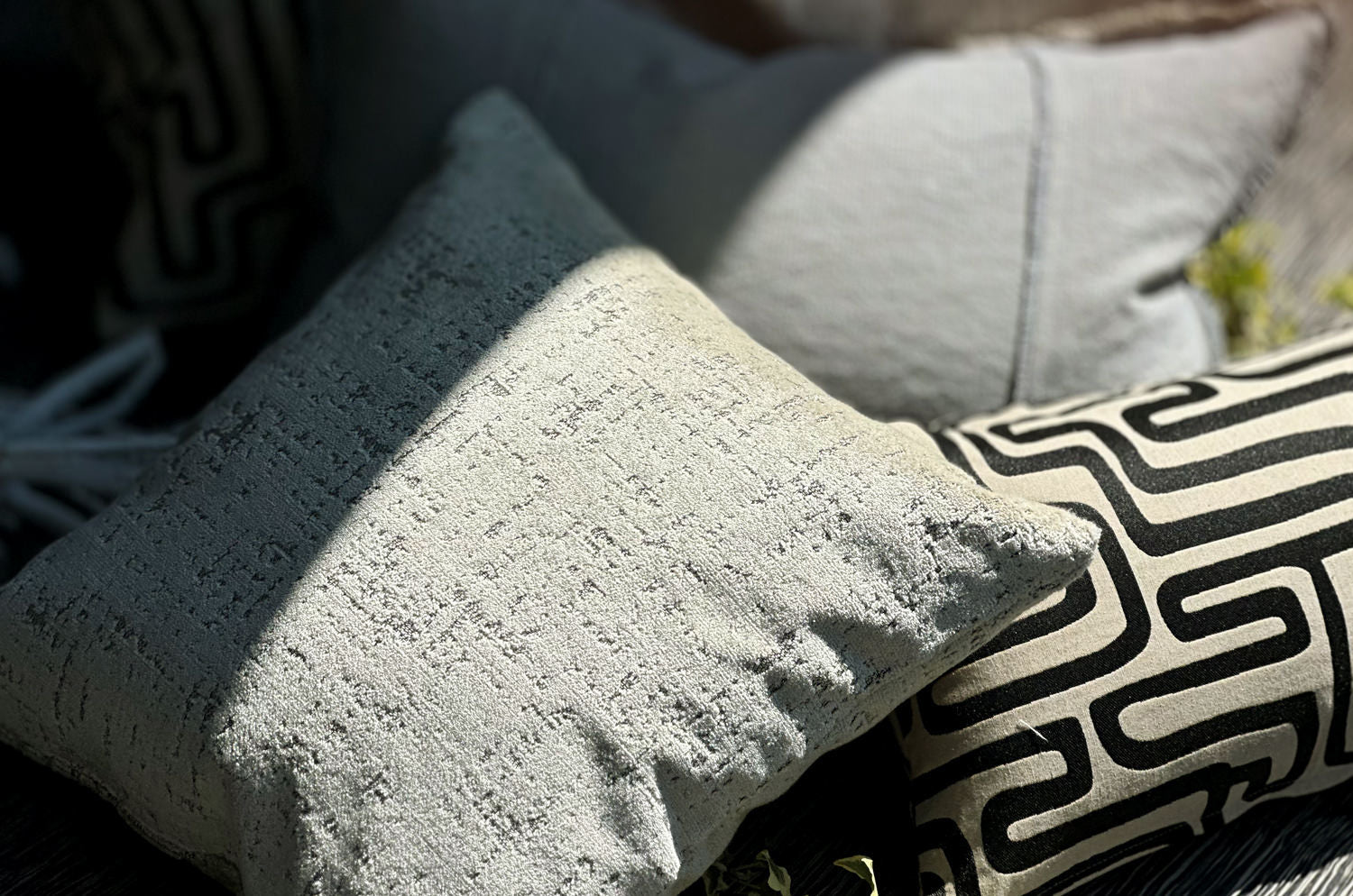 The SPHINX スフィンクス フレンチデザインベルベット クッションカバー (ライトグレージュ) 45×45cm - HOUSE OF JAPAN Shop