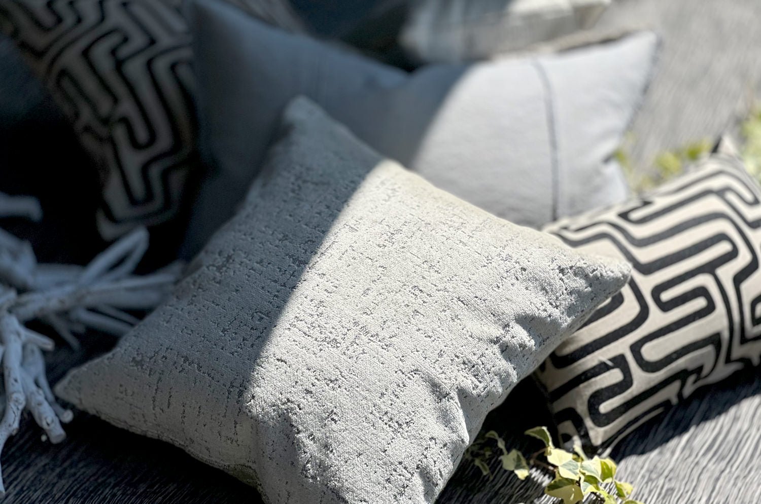 The SPHINX スフィンクス フレンチデザインベルベット クッションカバー (ライトグレージュ) 45×45cm - HOUSE OF JAPAN Shop