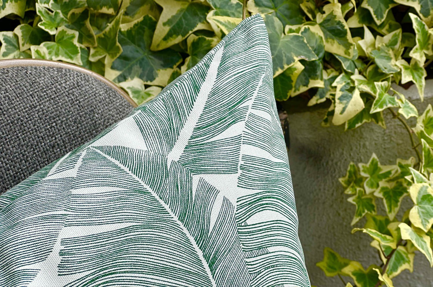 The Totem Leaf トーテムリーフ クッション 50×30cm 中材付 - HOUSE OF JAPAN Shop